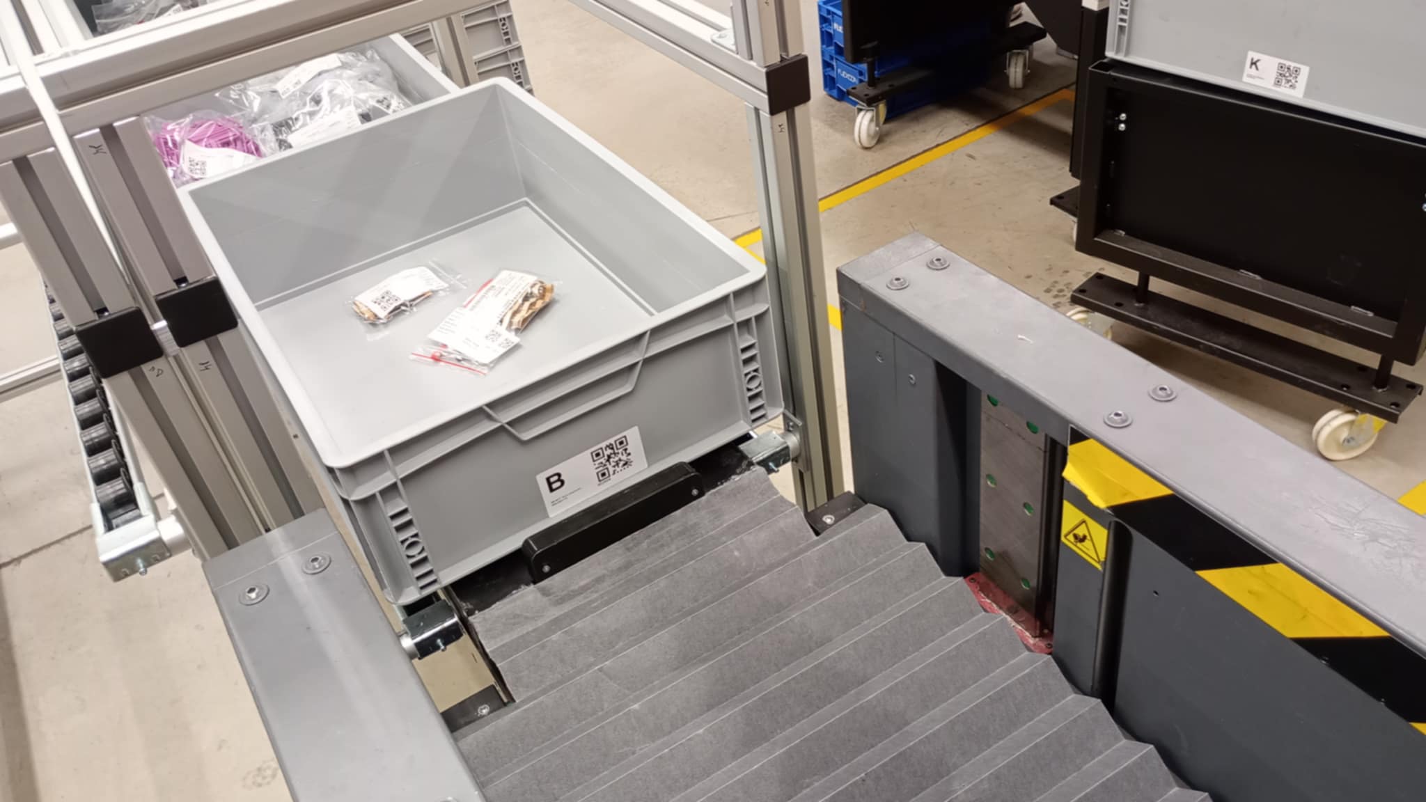 Robot unloading a KLT box